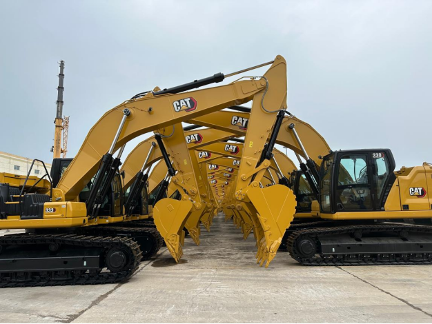 CAT & Komatsu Excavators in Row
