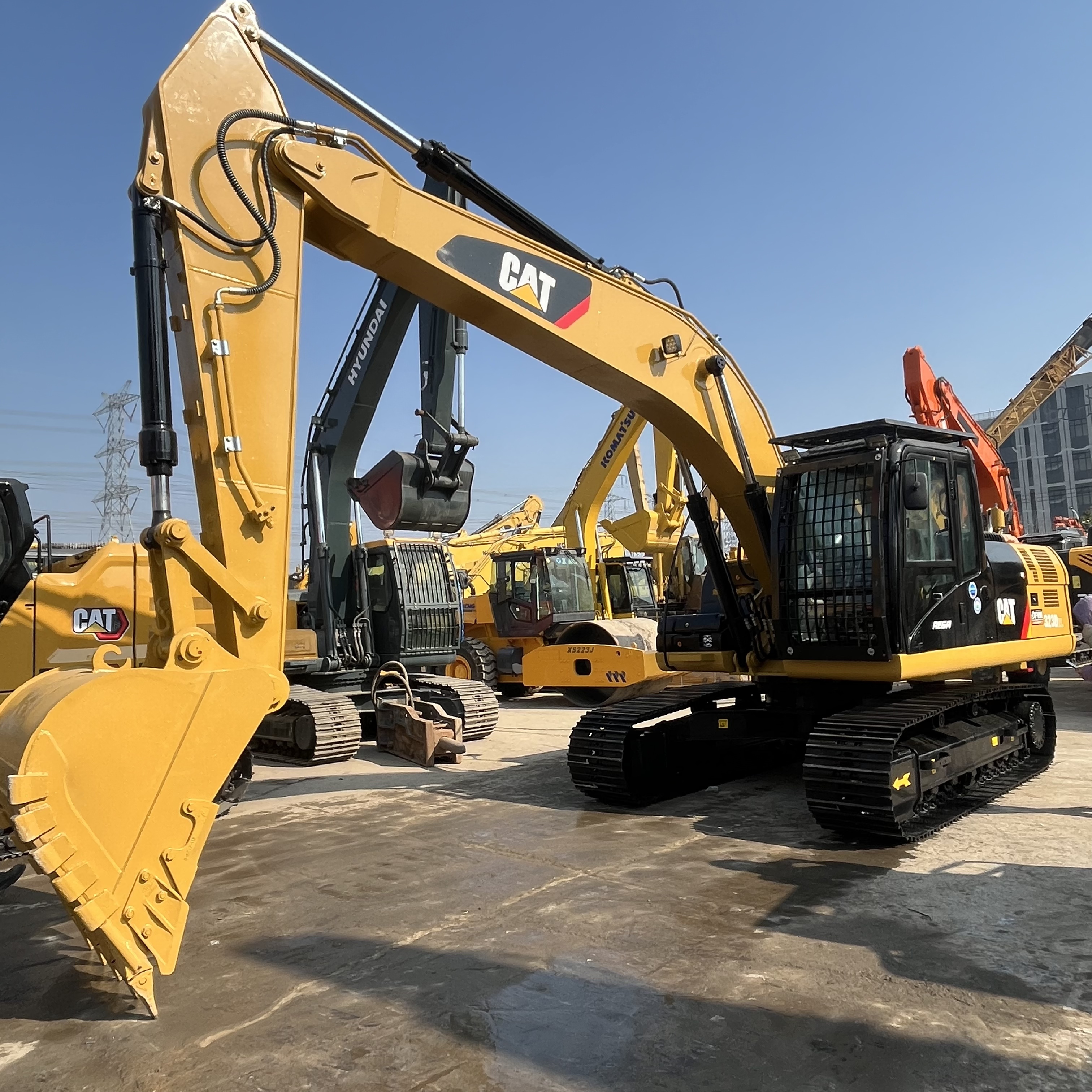 CAT 323D2L view 2