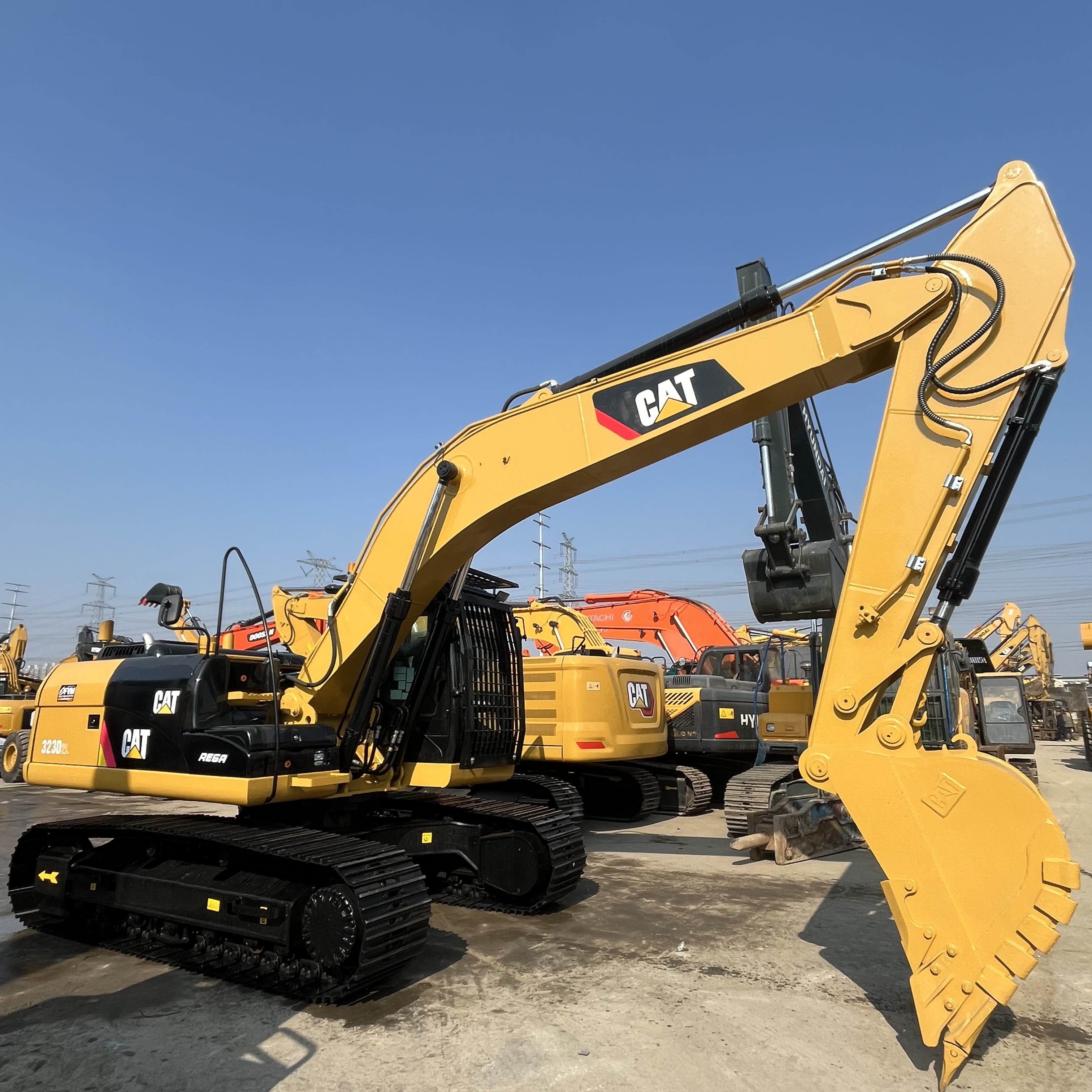 CAT 323D2L view 3