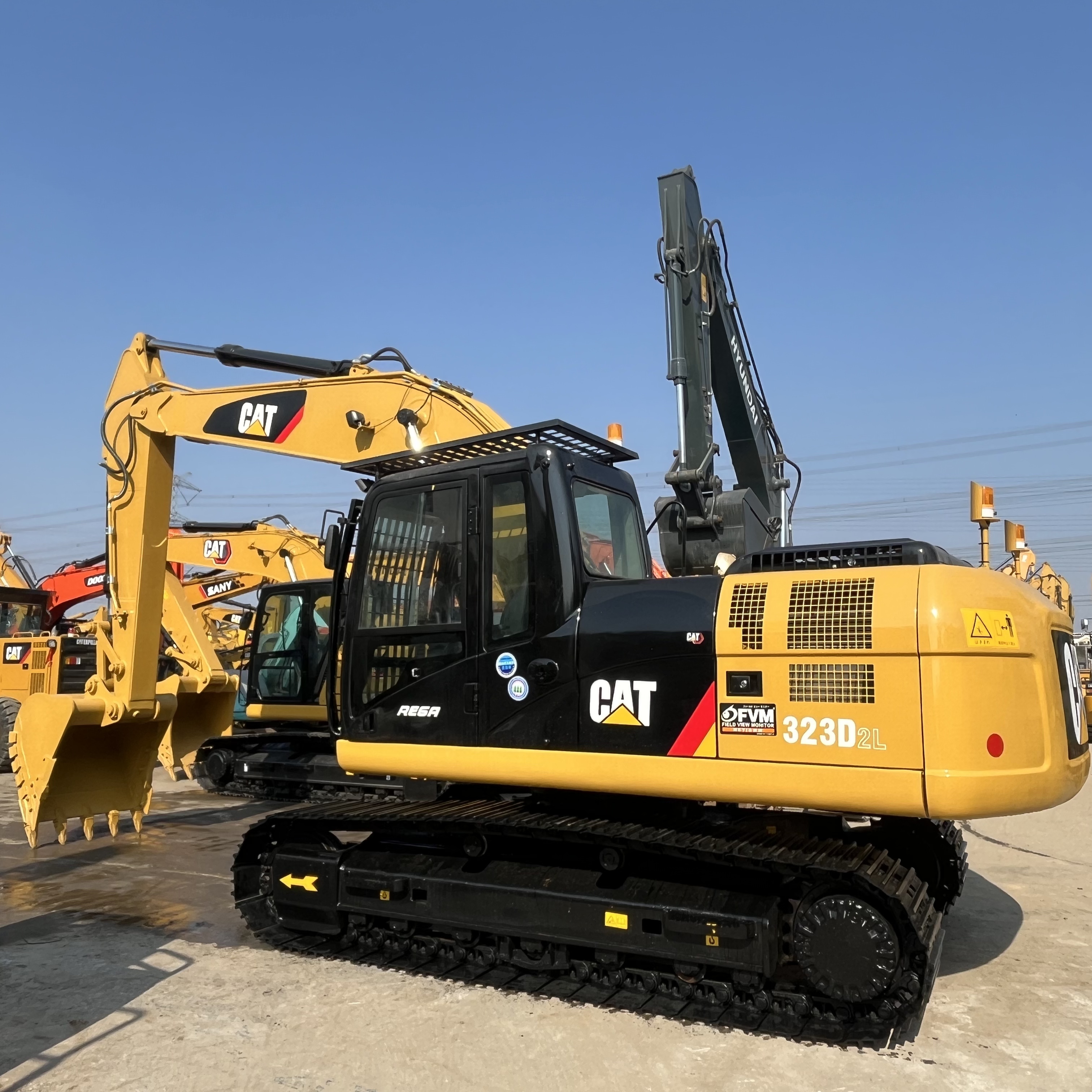 CAT 323D2L view 4