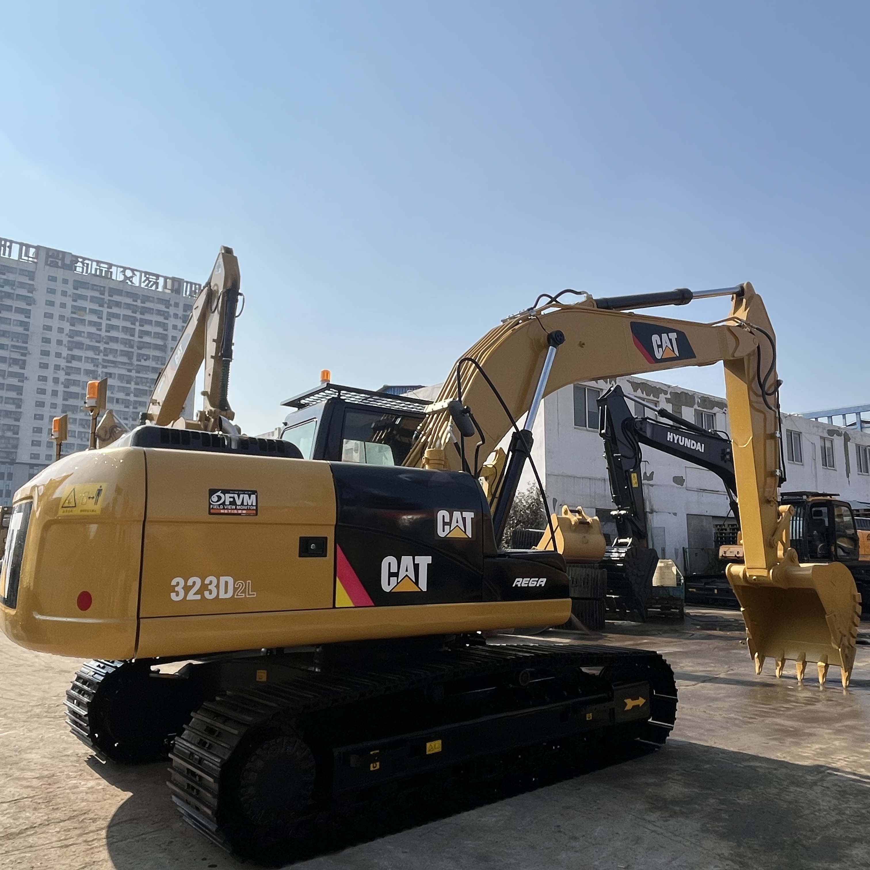 CAT 323D2L view 5