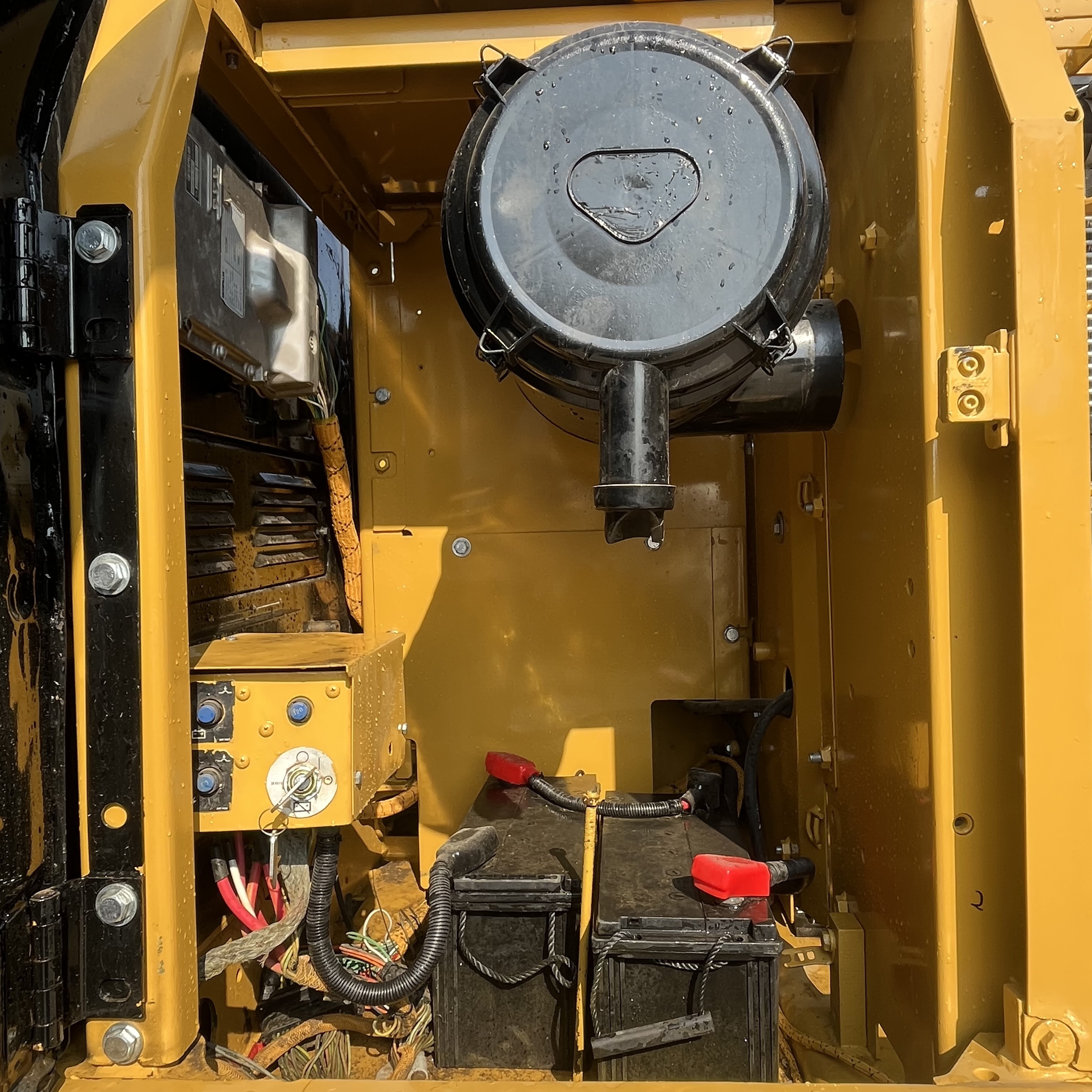 CAT 323D2L view 9