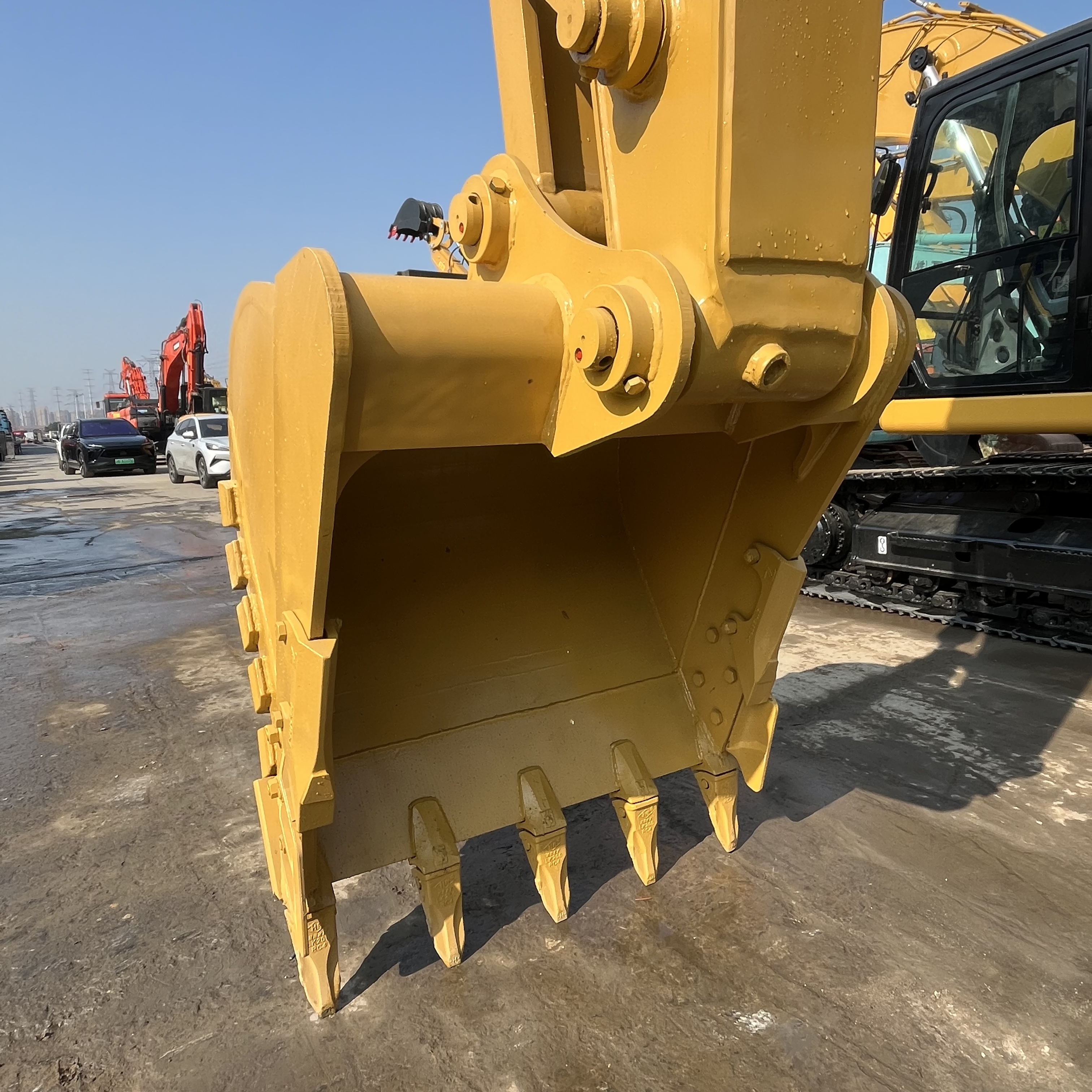 CAT 323D2L view 10